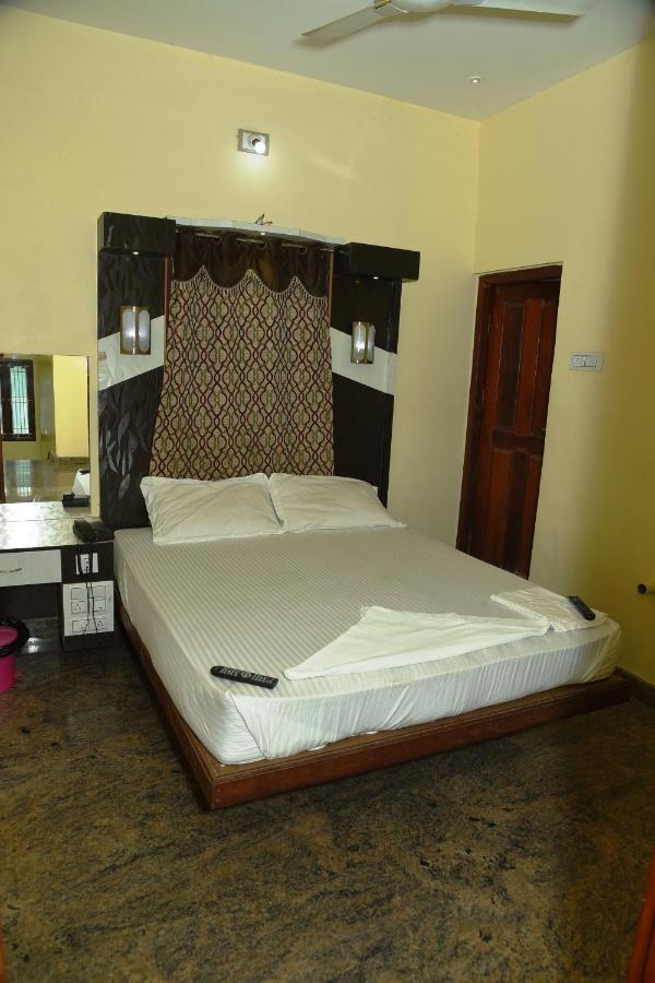 Thiruchendur Stayz Vairavel Residency Tiruchchendur Exterior photo