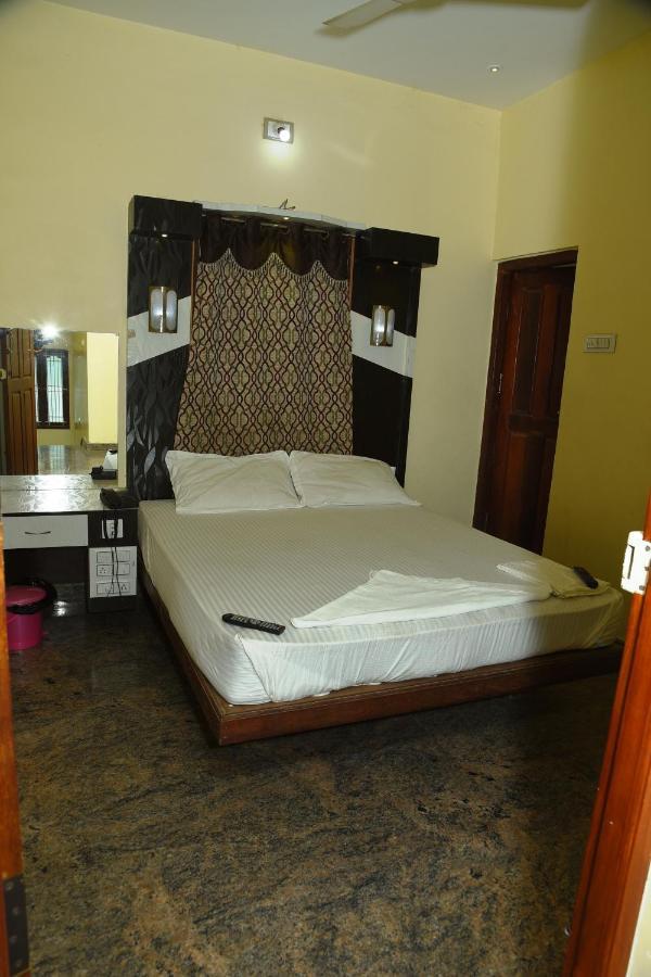 Thiruchendur Stayz Vairavel Residency Tiruchchendur Exterior photo