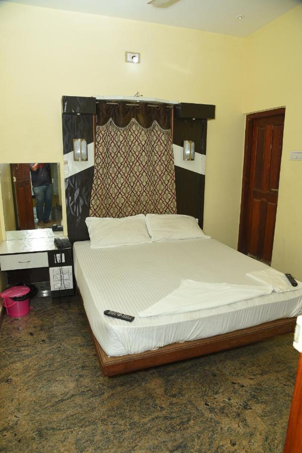 Thiruchendur Stayz Vairavel Residency Tiruchchendur Exterior photo